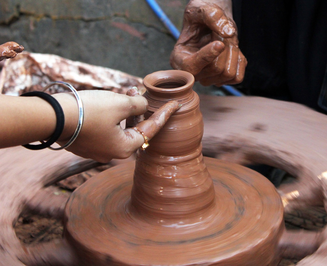 What are the different types of clay used in pottery?